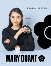 ユーファクトリー M43261 ジャケット ■MARY QUANT■ BLACK STRIPE STORY多彩な表情で魅せるブラックストライプシンプルなピンストライプで綴る、クール&アーバンな存在感。洗練のブラックストライプなら、変幻自在な表情で人々を魅了する。マリーの斬新なクリエイションを昇華させた「ブラックストライプ」つねにルールにとらわれない発想で女性の自立を促してきたマリー。女性が長ズボンをはくことが躊躇されていた時代に、男性用フォーマルズボンに使われていたストライプ模様をいち早く女性用ズボンに応用しました。そんなマリーのクリエイションを受け継いだ「ブラックストライプ」シリーズ。ディテールまでにおよぶ徹底したこだわりで、働く女性たちにエールを贈ります。□ 深い黒色のベースにシャープなグレーラインを施したピンストライプ□ 再生ポリエステルを使用し、循環型社会の実現に寄与1.デイジーを施したオリジナルジャカード裏地2.デイジーが刻印されたオリジナルボタン 関連情報 カタログ 200ページ