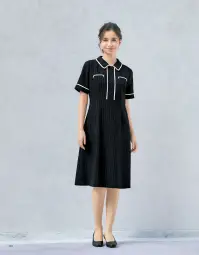 ユーファクトリー M53341 ワンピース MARY QUANT M53341 ワンピース洗練されたMARY QUANTの「SNAZZY SUMMER STRIPES」コレクションから登場した、白いラインのアクセントが効いたブラックストライプのワンピースです。美しいシルエットが際立つ都会的なデザインと、両脇のデオドラントテープによる優れた消臭・抗菌機能を兼ね備え、暑い季節も爽やかに着こなせる一着です。たおやかな気品と凛々しい知性を表現するビジネスシーンにも映えるワンピースです。特徴・クールな表情に遊び心を忍ばせたブラックストライプデザイン・女性らしさを引き立てる美しいシルエットで、スタイリッシュな印象を演出・襟元のアクセサリー用ホールでクリップ式ブローチを決まった位置に装着可能・両脇に配置されたデオドラントテープが優れた消臭・抗菌効果で、汗やニオイが気になる季節も安心・後ろ中心ファスナーで着脱がスムーズ、ファスナー引き手もさりげないアクセントに 関連情報 カタログ 148ページ
