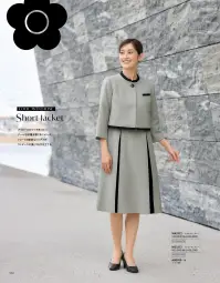 ユーファクトリー M53372 ワンピース MARY QUANT  M53372 ワンピース 高級感あふれるモノクロームの世界観を体現したMARY QUANTの洗練された事務服ワンピースです。ブラック＆グレーの絶妙な配色使いが美しく、シンボリックでドラマティックな表情を演出。クラシカルでありながら存在感のある佇まいが、夏のクールビズシーンを格調高く彩ります。機能性も充実した、プロフェッショナルな仕事着としての実用性と美しさを兼ね備えた一着です。特徴・印象的なプリーツの配色デザインが上品な存在感を放つ高級ワンピース・襟元のアクセサリー用ホールでクリップ式ブローチを決まった位置に装着可能・両脇にデオドラントテープを採用し、優れた消臭＆抗菌効果で汗やニオイ対策・純銀の糸「ミューファンⓇ」使用の抗菌防臭・吸汗速乾パッドで夏も快適・後ろ中心ファスナーで着脱がスムーズ・モノクローム配色が生み出す鮮烈な印象と洗練された美しさ・オフィスからセミフォーマルまで幅広いシーンで活躍するノーブルな佇まい 関連情報 カタログ 158ページ