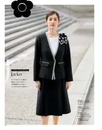 ユーファクトリー M43361 ジャケット MARY QUANT M43361 ジャケットMARY QUANTのCOOL MONOTONEシリーズから登場した洗練されたノーカラージャケットです。ブラック&グレーの鮮烈なモノクロームデザインが端正なネックラインを際立たせ、シンボリックでドラマチックな表情を演出します。大胆な配色のラインづかいが夏のクールビズスタイルに知的な印象をもたらし、ビジネスシーンでの存在感を高めます。特徴・シャープなネックラインが特徴的な端正なノーカラーデザイン・ブラック&グレーで奏でるモノクロームの美しい世界観・大胆な配色のラインづかいでクールなインテリジェンスを表現・襟の左右にアクセサリー用ホールを配置し、クリップ式ブローチを決まった位置に装着可能・両脇にデオドラントテープを採用し、優れた消臭&抗菌効果で汗やニオイが気になる夏も安心・右内側に実用的な内ポケットを装備※リボンブローチは付属しておりません。 関連情報 カタログ 160ページ