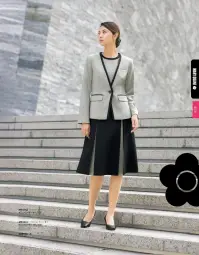 ユーファクトリー M53361 ワンピース MARY QUANT  M53361 ワンピース 高級感あふれるモノクロームの世界観を体現したMARY QUANTの洗練された事務服ワンピースです。ブラック＆グレーの絶妙な配色使いが美しく、シンボリックでドラマティックな表情を演出。クラシカルでありながら存在感のある佇まいが、夏のクールビズシーンを格調高く彩ります。機能性も充実した、プロフェッショナルな仕事着としての実用性と美しさを兼ね備えた一着です。特徴・印象的なプリーツの配色デザインが上品な存在感を放つ高級ワンピース・襟元のアクセサリー用ホールでクリップ式ブローチを決まった位置に装着可能・両脇にデオドラントテープを採用し、優れた消臭＆抗菌効果で汗やニオイ対策・純銀の糸「ミューファンⓇ」使用の抗菌防臭・吸汗速乾パッドで夏も快適・後ろ中心ファスナーで着脱がスムーズ・モノクローム配色が生み出す鮮烈な印象と洗練された美しさ・オフィスからセミフォーマルまで幅広いシーンで活躍するノーブルな佇まい※リボンブローチは付属しておりません。 関連情報 カタログ 161ページ