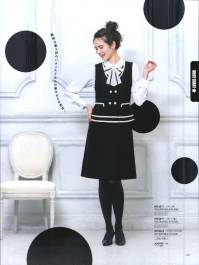 ユーファクトリー M23011 ベスト MARY QUANT × U-FACTORYロンドン生まれのファッションブランド、「マリークヮント」と「ユー・ファクトリー」のコラボレーションが実現。深みのあるブラックにオフホワイトのトリミングが映える、黒×白の相性のよさが際立つデザイン。マリークヮントらしい愛らしい雰囲気と、黒がもつクールな表情のコントラストが素敵。●Whats MARY QUANT？■60年代の流行の発信地ロンドンチェルシーが出発点「MARY QUANT」は、デザインのマリー・クヮントと後の夫アレキサンダー・プランケット・グリーンが、友人とともにロンドンに開店したブティック「バザー」が始まり。マリーの自由な開発から生まれる服が、多くの若者やセレブを魅了しました。■ミニスカートを世に送り出し女性の社会進出にも貢献古いルールに縛られないマリーのデザインは、当時のイギリスのストリート文化と相まって、モッズルックというファッションスタイルの先駆けに。1950年代に発表したミニスカートは世界的なブームとなり、女性の社会進出の象徴とも捉えられるようになりました。■落書きから偶然生まれたデイジーのアイコン「MARY QUANT」を象徴するデイジーのアイコン。これは初めからあった訳ではなく、マリーが服のデザイン画にいたずら描きしているうちに生まれ、後にトレードマークとして定着したのです。■メイクもファッションの一部。その考えから化粧品の販売へ1966年には、頭からつま先までトータルコーディネートしたい、との考えからコスメティクスも発売。ファッションの考え方を取り入れたメーク用品が世界中で反響を呼び、特に日本で大人気を博しました。■日本から受けた多大なインスピレーション1972年以来、幾度も日本を訪れているマリー。着物の美しさや心のこもったおもてなし、繊細な和食の盛りつけなど、「マリークヮント」は日本の多くのものにインスパイアされています。 関連情報 カタログ 257ページ