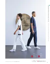 KAZEN 987-18 スクラブジャケット半袖（男女兼用） 人気の特徴がつまったイチオシアイテム。アシンメトリーな配色デザインがポイント。■形状特徴・右胸に切り替え利用のスラッシュポケット付。・左胸の名札ループは、名札だけでなく、手元を照らすクリップライトの取り付け場所としても最適。・右腰上部の箱ポケット口付属ループは、頻繁に使うものの取り付けや、消毒液ポーチを留めることにも適しています。（特許出願中）（登録意匠番号第1611998号）・衿元は、かがんだ時に胸元が気にならない仕様。また、衿腰が高めでストラップが直接首元に当たりにくくなっています。・従来より大きめに作られた腰ポケットは、聴診器なども出し入れしやすくなりました。・底が無く、細いポケット内に埃が溜まらない、衛生的なスルーポケットを両腰の内ポケットに。4D FIT 動体裁断®動体裁断®とは、スポーツウェアで多大な実績を誇る「中澤研究室」の指導のもと、人体・皮膚の解剖分析と衣服理論の相乗化によって衣服の動きやすさを極限まで追求した、立体裁断をも超える画期的な「動体裁断®」衣料設計システムです。「4 DIMENSION MOTION CUTTING SYSTEM®」with LINE®は、このシステムに取り入れることで、筋肉のさまざまな動きにシンクロし、関節の動きや皮膚の伸縮を妨げずに動ける高機能ウェアです。※「4 DIMENSION MOTION CUTTING SYSTEM®」、「動体立体®」は、（有）中澤研究室の登録商法です。 関連情報 カタログ 41ページ