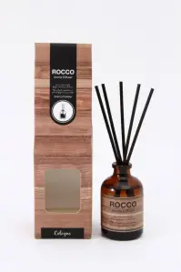 不二貿易 13920 ロッコ ディフューザー コロン 50ml（6個入） ROCCOシリーズROCCO…イタリア語で休息を意味します。ユニセックスなパッケージが特徴のシリーズで、男性にも使いやすいフレグランスです。香りも親しみやすい石鹸や、柔軟剤など柔らかい香りで揃えており、どんな場所にも使いやすい香りです。コロンのような優しい香り。※6個入りです。※この商品はご注文後のキャンセル、返品及び交換は出来ませんのでご注意下さい。※なお、この商品のお支払方法は、先振込（代金引換以外）にて承り、ご入金確認後の手配となります。※こちらの商品は、取り寄せに最短でも1週間程かかりますので、予めご了承ください。 関連情報 カタログ 1036ページ