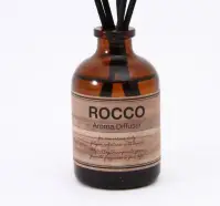 不二貿易 13920 ロッコ ディフューザー コロン 50ml（6個入） ROCCOシリーズROCCO…イタリア語で休息を意味します。ユニセックスなパッケージが特徴のシリーズで、男性にも使いやすいフレグランスです。香りも親しみやすい石鹸や、柔軟剤など柔らかい香りで揃えており、どんな場所にも使いやすい香りです。コロンのような優しい香り。※6個入りです。※この商品はご注文後のキャンセル、返品及び交換は出来ませんのでご注意下さい。※なお、この商品のお支払方法は、先振込（代金引換以外）にて承り、ご入金確認後の手配となります。※こちらの商品は、取り寄せに最短でも1週間程かかりますので、予めご了承ください。 関連情報 カタログ 1037ページ