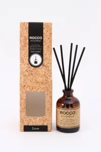 不二貿易 13923 ロッコ ディフューザー ラボン 50ml（6個入） ROCCOシリーズROCCO…イタリア語で休息を意味します。ユニセックスなパッケージが特徴のシリーズで、男性にも使いやすいフレグランスです。香りも親しみやすい石鹸や、柔軟剤など柔らかい香りで揃えており、どんな場所にも使いやすい香りです。柔軟剤をイメージする柔らかい香り。※6個入りです。※この商品はご注文後のキャンセル、返品及び交換は出来ませんのでご注意下さい。※なお、この商品のお支払方法は、先振込（代金引換以外）にて承り、ご入金確認後の手配となります。※こちらの商品は、取り寄せに最短でも1週間程かかりますので、予めご了承ください。 関連情報 カタログ 1044ページ