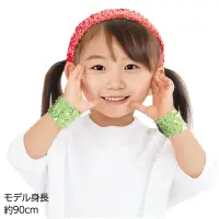 アーテック 18877 メタリックリストバンド 黄緑 ステージで輝く！キラキラメタリックリストバンド！キラキラ輝くスパンコールが目を引く、メタリックリストバンドです。全面にスパンコールを使用しており、光を受けて美しく反射し、存在感抜群！運動会やダンス発表会、学芸会、イベントなど、手元をパッと明るく彩ります。光沢感たっぷりで、ステージ映えも抜群！軽くてやわらかい素材なので、小さな手にもやさしくフィットします。カラーバリエーションが豊富なので、チームやグループで色を揃えるのにもおすすめです。お使いのモニター設定、お部屋の照明等により実際の商品と色味が異なる場合がございます。※この商品はご注文後のキャンセル、返品及び交換は出来ませんのでご注意下さい。※なお、この商品のお支払方法は、前払いにて承り、ご入金確認後の手配となります。 関連情報 カタログ 400ページ