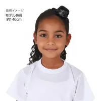 アーテック 18990 キラキラ帽子付カチューシャ 黒 ミニサイズなのに主役級！華やかカチューシャ！キラキラのミニ帽子がちょこんと乗った、かわいらしい子供向けカチューシャです。スパンコールが光を反射し、ハロウィン、ダンス発表会、パーティーなどの衣装にぴったりな華やかアクセサリーです。カチューシャタイプでしっかり固定でき、動きのある場面でもズレにくく安心です。シンプルな服装でも、これ一つで印象がぐっと華やかに！カラーバリエーションが豊富なので、チームやグループで色を揃えての使用にもおすすめです。お使いのモニター設定、お部屋の照明等により実際の商品と色味が異なる場合がございます。※この商品はご注文後のキャンセル、返品及び交換は出来ませんのでご注意下さい。※なお、この商品のお支払方法は、前払いにて承り、ご入金確認後の手配となります。 関連情報 カタログ 438ページ