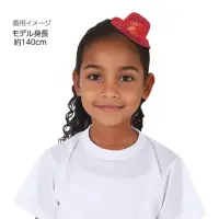 アーテック 18992 キラキラ帽子付カチューシャ 赤 ミニサイズなのに主役級！華やかカチューシャ！キラキラのミニ帽子がちょこんと乗った、かわいらしい子供向けカチューシャです。スパンコールが光を反射し、ハロウィン、ダンス発表会、パーティーなどの衣装にぴったりな華やかアクセサリーです。カチューシャタイプでしっかり固定でき、動きのある場面でもズレにくく安心です。シンプルな服装でも、これ一つで印象がぐっと華やかに！カラーバリエーションが豊富なので、チームやグループで色を揃えての使用にもおすすめです。お使いのモニター設定、お部屋の照明等により実際の商品と色味が異なる場合がございます。※この商品はご注文後のキャンセル、返品及び交換は出来ませんのでご注意下さい。※なお、この商品のお支払方法は、前払いにて承り、ご入金確認後の手配となります。 関連情報 カタログ 444ページ