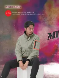 アタックベース 76001 ミリタリージャケット 76001 ミリタリージャケット軽量ながら高い防風性・撥水性を備え、タフな環境でも快適に着用できるミリタリージャケット。表地は耐久性のあるナイロン100％を採用し、裏地はポリエステルで保温性を確保。ワークシーンからアウトドアまで幅広く活躍し、シーンレスに着こなせる1着です。特徴・高耐久ナイロン素材で軽量かつ頑丈・冷気を遮断する防風性能と撥水加工で快適性を確保・両脇にフラップダブルポケットを搭載し収納力抜群・裾リブ＆内側袖リブで防寒性を向上・首元はフェイクファスナー付きでデザイン性アップ仕様・品番:76001・カラー:ベージュ/03、ブラック/11、チャコール/52・サイズ:M～5L 関連情報 カタログ 104ページ