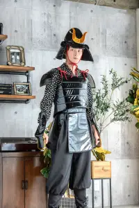 クリアストーン 4560320881056 MENコス 武士の鎧 かっこいい系からおふざけ系まで豊富なラインナップが揃う「MEMコス」シリーズ！豪華な金のモチーフ付きかぶとがポイントの鎧風コスチューム。裏面にスポンジが貼られており、軽くて着やすいのにしっかりとした作りになっています。エナメル素材を使っており、鎧のような光沢感が本格的！※生産時期やロット、デザインによって、多少サイズ・色・柄が異なる場合があります。摩擦や水濡れにより色移りする恐れがありますのでご注意ください。※商品画像は可能な限り実物の色に近づくよう調整しておりますが、お使いのモニター設定、お部屋の照明等により実際の商品と色味が異なって見える場合がございます。又、同じ商品の画像でも、撮影環境によって画像の色に差異が生じる場合がございます。※この商品はご注文後のキャンセル、返品及び交換は出来ませんのでご注意下さい。※なお、この商品のお支払方法は、前払いにて承り、ご入金確認後の手配となります。 関連情報 カタログ 194ページ