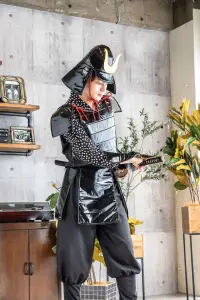 クリアストーン 4560320881056 MENコス 武士の鎧 かっこいい系からおふざけ系まで豊富なラインナップが揃う「MEMコス」シリーズ！豪華な金のモチーフ付きかぶとがポイントの鎧風コスチューム。裏面にスポンジが貼られており、軽くて着やすいのにしっかりとした作りになっています。エナメル素材を使っており、鎧のような光沢感が本格的！※生産時期やロット、デザインによって、多少サイズ・色・柄が異なる場合があります。摩擦や水濡れにより色移りする恐れがありますのでご注意ください。※商品画像は可能な限り実物の色に近づくよう調整しておりますが、お使いのモニター設定、お部屋の照明等により実際の商品と色味が異なって見える場合がございます。又、同じ商品の画像でも、撮影環境によって画像の色に差異が生じる場合がございます。※この商品はご注文後のキャンセル、返品及び交換は出来ませんのでご注意下さい。※なお、この商品のお支払方法は、前払いにて承り、ご入金確認後の手配となります。 関連情報 カタログ 196ページ