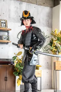 クリアストーン 4560320881056 MENコス 武士の鎧 かっこいい系からおふざけ系まで豊富なラインナップが揃う「MEMコス」シリーズ！豪華な金のモチーフ付きかぶとがポイントの鎧風コスチューム。裏面にスポンジが貼られており、軽くて着やすいのにしっかりとした作りになっています。エナメル素材を使っており、鎧のような光沢感が本格的！※生産時期やロット、デザインによって、多少サイズ・色・柄が異なる場合があります。摩擦や水濡れにより色移りする恐れがありますのでご注意ください。※商品画像は可能な限り実物の色に近づくよう調整しておりますが、お使いのモニター設定、お部屋の照明等により実際の商品と色味が異なって見える場合がございます。又、同じ商品の画像でも、撮影環境によって画像の色に差異が生じる場合がございます。※この商品はご注文後のキャンセル、返品及び交換は出来ませんのでご注意下さい。※なお、この商品のお支払方法は、前払いにて承り、ご入金確認後の手配となります。 関連情報 カタログ 197ページ