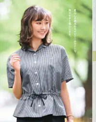 カーシー ESA735 オーバーブラウス GINGHAM SUCKER STRETCH（ギンガム サッカー ストレッチ）涼しくて快適な「4つのポイント！」軽やかな着心地のサッカー素材は、見た目にも涼し気な印象。機能性もさることながら、ゆとりのあるシルエットやウエストのブラウジングで、デザイン性も高めつつ体型もカバーします。着る人を選ばない、カラー展開も魅力です。●POINT1.軽い着心地シャツブラウス 一枚と同等の146g●POINT2.風が抜けるゆったりシルエット●POINT3.洗濯機OK！シワにならない楽チンNOアイロン●POINT4.夏にぴったり吸汗速乾でさらっとベタつかない【ギンガム サッカー ストレッチ】凹凸のある表面は肌離れしやすく、蒸し暑い日でもさらっとした触り心地。シワになりにくいだけでなく、蒸し暑い日でもさらっとした触り心地。シワになりにくいだけでなく、高い吸汗速乾性と抜群のストレッチ性も備えています。洗濯機で洗えてお手入れ簡単な高機能素材です。●形状特徴・ウエストアジャストゴムに加えて、ひもが通っているので、シルエットの調整が可能。・4WAYストレッチ縦横に伸縮するので着心地がよく、からだの動きにフィット。・透けない安心感1枚でも下着が透けにくく安心です。・Wネームループ付き補強布胸ポケット名札を付ける位置が選べる、2つのループ付き胸ポケット・バストケアピッチボタンの間からインナーが見えないように、ボタンの間隔を調整。※4Lは受注生産になります。※受注生産品につきましては、ご注文後のキャンセル、返品及び他の商品との交換、色・サイズ交換が出来ませんのでご注意くださいませ。※受注生産品のお支払い方法は、先振込み（代金引換以外）にて承り、ご入金確認後の手配となります。 関連情報 カタログ 82ページ