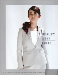 カーシー EAJ-572 ノーカラージャケット Beauty keep Suits Camelliaその佇まいは、美しく艶やか。控えめな色香が漂うカメリアのように。ツイード長の素材感を活かした端正な仕立てをベースに、咲き誇るカメリアをモチーフにした、女らしいディテールを添えて。エレガントな大人の色香を漂わせたスタイルが、様々な場面で、ワンランク上のおもてなしを演出します。[カメリアの花言葉]美徳、女らしさ、控えめなやさしさカメリアツイード:エレガントではイステレッチ。そのすべてが接客のプロ服として相応しい。プッチャー組織による素材表面の不規則な立体感が表現豊に魅せ、よりエレガントに。さらっとした肌ざわりで細やかなシワも目立ちにくく、回復性にも優れています。また、その見た目からは想像できないほどハイストレッチで動きやすい。裏地には、シルク調の素材を使用し、ブラックにはシャンパングールド、ライトグレーにはシルバーでより一層エレガントに。●enjoyARM360°×シークレットARM:肩まわりにはオリジナルパターンの「enjoy ARM 360°」とパーツ使いのストレッチ裏地「シークレットARM」を採用。腕を伸ばしても、ぐるぐる回してもきゅうくつ感がありません。●美しい手元を演出:手の運びを美しく見せる。長さ調節が可能な折返し仕様。●鏡とリップをIN！マルチ機能ポケット:収納力、使いやすさ、見た目の美しさにこだわった多機能ポケットがついています。●スカーフループ:衿もとのループにスカーフを通せば、ワンタッチで華やかなスタイリングが完成します。●ドレープを活かした色香漂うノーカラー。流れるように優雅なドレープをあしらった深めのVゾーンのノーカラー。Wネームループつき胸ポケットは使い方に合わせて名札をつける位置をチョイス。ポケット内側は耐久性を考慮した補強仕様です。名刺ポケットは名刺やIDカードの収納に便利な専用ポケット。ペンポケットはペンのヘッドがキレイに収納できる新工夫。ペンクリップをポケット口にひかっけて使用できます。大容量ポケットは5.5インチのスマートフォンを入れてもはみ出さない安心サイズ。リップポケットはリップスティックがすっぽり入るかくしポケットつき。ジャケットの内側の隠しポケットは鏡やリップが余裕で入る大きさ。※19号は受注生産になります。※受注生産品につきましては、ご注文後のキャンセル、返品及び他の商品との交換、色・サイズ交換が出来ませんのでご注意ください。※受注生産品のお支払い方法は、先振込（代金引換以外）にて承り、ご入金確認後の手配となります。 関連情報 カタログ 51ページ