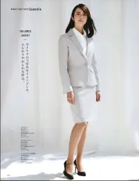 カーシー EAJ-571 ジャケット Beauty keep Suits Camelliaその佇まいは、美しく艶やか。控えめな色香が漂うカメリアのように。ツイード長の素材感を活かした端正な仕立てをベースに、咲き誇るカメリアをモチーフにした、女らしいディテールを添えて。エレガントな大人の色香を漂わせたスタイルが、様々な場面で、ワンランク上のおもてなしを演出します。[カメリアの花言葉]美徳、女らしさ、控えめなやさしさカメリアツイード:エレガントではイステレッチ。そのすべてが接客のプロ服として相応しい。プッチャー組織による素材表面の不規則な立体感が表現豊に魅せ、よりエレガントに。さらっとした肌ざわりで細やかなシワも目立ちにくく、回復性にも優れています。また、その見た目からは想像できないほどハイストレッチで動きやすい。裏地には、シルク調の素材を使用し、ブラックにはシャンパングールド、ライトグレーにはシルバーでより一層エレガントに。●enjoyARM360°×シークレットARM:肩まわりにはオリジナルパターンの「enjoy ARM 360°」とパーツ使いのストレッチ裏地「シークレットARM」を採用。腕を伸ばしても、ぐるぐる回してもきゅうくつ感がありません。●美しい手元を演出:手の運びを美しく見せる。長さ調節が可能な折返し仕様。●鏡とリップをIN！マルチ機能ポケット:収納力、使いやすさ、見た目の美しさにこだわった多機能ポケットがついています。●スカーフループ:衿もとのループにスカーフを通せば、ワンタッチで華やかなスタイリングが完成します。●衿もとにはカメリアのつぼみ:ポイントタックでカメリアのつぼみを表現した、ふんわり優雅な衿もとのテーラードカラー。Wネームループつき胸ポケットは使い方に合わせて名札をつける位置をチョイス。ポケット内側は耐久性を考慮した補強仕様です。名刺ポケットは名刺やIDカードの収納に便利な専用ポケット。ペンポケットはペンのヘッドがキレイに収納できる新工夫。ペンクリップをポケット口にひかっけて使用できます。大容量ポケットは5.5インチのスマートフォンを入れてもはみ出さない安心サイズ。リップポケットはリップスティックがすっぽり入るかくしポケットつき。ジャケットの内側の隠しポケットは鏡やリップが余裕で入る大きさ。※19号は受注生産になります。※受注生産品につきましては、ご注文後のキャンセル、返品及び他の商品との交換、色・サイズ交換が出来ませんのでご注意ください。※受注生産品のお支払い方法は、先振込（代金引換以外）にて承り、ご入金確認後の手配となります。 関連情報 カタログ 53ページ