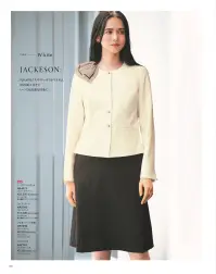 カーシーカシマ NAJ072 ノーカラージャケット EFFORTLESS JACKESON ノーカラージャケット NAJ072清潔感とフォーマルさを両立したEFFORTLESS（エフォートレス）の新提案、JACKESONシリーズのノーカラージャケット NAJ072。接客シーンにふさわしい上品な印象を与えるデザインと、動きやすさに配慮した設計が魅力です。特徴・丸みを帯びたノーカラーとミニマルなフロントデザインで、柔らかく上品な印象を演出・オフホワイトには共通の防汚加工に加えて撥水加工を施しているため汚れが目立ちにくい・同シリーズのスカーフやボトムスとセットアップコーデが可能仕様・品番:NAJ072・カラー:ブラック、オフホワイト・サイズ:5号、7号、9号、11号、13号、15号・シリーズ:EFFORTLESS・商品名:ノーカラージャケット・デザイン:ノーカラー、後ろギャザー仕様 関連情報 カタログ 7ページ