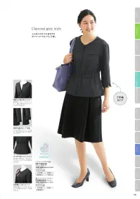 フォーク FB71422-9 ニットオーバーブラウス（7分袖） 1枚でもジャケットと合わせても。Overblouse・右衿裏にリボンループ右衿の裏にクリップ式リボンスカーフが留められるループを配しました。・季節を選ばない7分袖7分丈の袖でオールシーズン対応。袖口は折り返しができるデザインです。■「ペアケア」マークは抗ウイルス×抗菌防臭の安心生地加工です。「ペアケア」は、繊維上のウイルスや菌を減少させる加工剤。インナー・靴下・タイルなどに使われている実績があります。No Border年齢、身長、体型、タイプ、職種、オンオフ 境界線を越えていこう！新しい自分へ！年齢も体型も働き方も多様化する現在。着こなし自由自在のセットアップは、あらゆる境界線を越えて「心地よく働ける」スタイルが作れます。着るヒトの数だけ、違った「私らしさ」を発揮する「シゴト服」です。※19号・21号・23号は受注生産になります。※受注生産品につきましては、ご注文後のキャンセル返品及び他の商品との交換、色・サイズ交換が出来ませんのでご注意ください。※受注生産品のお支払い方法は、前払いにて承り、ご入金確認後の手配となります。 関連情報 カタログ 56ページ