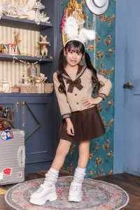 クリアストーン 4560320909033 HW ブラウンセーラー キッズ 120 キッズの間でも人気の制服！シックな印象のベージュブラウンはセンターに付いた2つのアンティーク風ボタンがポイント。リボンはゴムを首に通すだけなので簡単に着脱可能。プリーツスカートはウエスト後ろゴム仕様。ルーズソックスに厚底スニーカーのカジュアルなスタイリングもオススメです。装飾部分の引っ掛かりや巻き込みに十分ご注意ください。保護者同伴でのご使用をお願い致します。※生産時期やロット、デザインによって、多少サイズ・色・柄・仕様が異なる場合があります。染料の性質上、汗、雨、摩擦により多少色落ちする場合がございます。淡い色との重ね着にはご注意ください。※商品画像は可能な限り実物の色に近づくよう調整しておりますが、お使いのモニター設定、お部屋の照明等により実際の商品と色味が異なって見える場合がございます。又、同じ商品の画像でも、撮影環境によって画像の色に差異が生じる場合がございます。※この商品はご注文後のキャンセル、返品及び交換は出来ませんのでご注意下さい。※なお、この商品のお支払方法は、前払いにて承り、ご入金確認後の手配となります。 関連情報 カタログ 152ページ