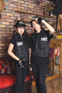 クリアストーン 4560320909316 HW COSCHU！ SWAT オリジナルプリントのSWATの文字がクールな3点セット。重厚感のあるガッチリしたベストはしっかりとした作り。襟ぐりは綿入りでクッション性があります。ベスト脇のアジャスターでサイズ調整が可能。胸や背中には面ファスナー付いているのでSWATのワッペン位置を変更できます。合皮素材の本格的グローブ付き。※生産時期やロット、デザインによって、多少サイズ・色・柄・仕様が異なる場合があります。摩擦や水濡れにより色移りする恐れがありますのでご注意ください。※商品画像は可能な限り実物の色に近づくよう調整しておりますが、お使いのモニター設定、お部屋の照明等により実際の商品と色味が異なって見える場合がございます。又、同じ商品の画像でも、撮影環境によって画像の色に差異が生じる場合がございます。※この商品はご注文後のキャンセル、返品及び交換は出来ませんのでご注意下さい。※なお、この商品のお支払方法は、前払いにて承り、ご入金確認後の手配となります。 関連情報 カタログ 256ページ