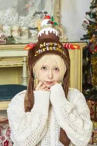 クリアストーン 4560320907374 XM パタパタハット クリスマスケーキ チョコ 持ち手の部分を手で押すとろうそくがパタパタと動くギミック付きの楽しいクリスマスケーキハット。チョコレートクリームのケーキは、いちごとヒイラギでクリスマス気分を盛り上げます。MerryChristmasのロゴはゴールド×シルバーカラー。動きが可愛いので、動画や配信で使えるアイテム。※生産時期やロット、デザインによって、多少サイズ・色・柄が異なる場合があります。摩擦や水濡れにより色移りする恐れがありますのでご注意ください。商品画像は可能な限り実物の色に近づくよう調整しておりますが、お使いのモニター設定、お部屋の照明等により実際の商品と色味が異なって見える場合がございます。又、同じ商品の画像でも、撮影環境によって画像の色に差異が生じる場合がございます。この商品はご注文後のキャンセル、返品及び交換は出来ませんのでご注意下さい。※なお、この商品のお支払方法は、前払いにて承り、ご入金確認後の手配となります。 関連情報 カタログ 22ページ