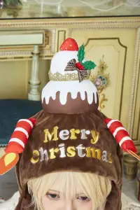 クリアストーン 4560320907374 XM パタパタハット クリスマスケーキ チョコ 持ち手の部分を手で押すとろうそくがパタパタと動くギミック付きの楽しいクリスマスケーキハット。チョコレートクリームのケーキは、いちごとヒイラギでクリスマス気分を盛り上げます。MerryChristmasのロゴはゴールド×シルバーカラー。動きが可愛いので、動画や配信で使えるアイテム。※生産時期やロット、デザインによって、多少サイズ・色・柄が異なる場合があります。摩擦や水濡れにより色移りする恐れがありますのでご注意ください。商品画像は可能な限り実物の色に近づくよう調整しておりますが、お使いのモニター設定、お部屋の照明等により実際の商品と色味が異なって見える場合がございます。又、同じ商品の画像でも、撮影環境によって画像の色に差異が生じる場合がございます。この商品はご注文後のキャンセル、返品及び交換は出来ませんのでご注意下さい。※なお、この商品のお支払方法は、前払いにて承り、ご入金確認後の手配となります。 関連情報 カタログ 23ページ