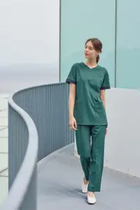 ナガイレーベン MPA-3908 MPレディースパンツ MACKINTOSH PHILOSOPHY medicalwear®伝統と革新が響き合う。フロントタック入りのレディースパンツ。すっきりしたスタイリッシュな印象のテーパードシルエット。ウエストループ、股下丈調整機能付きで機能的にも優れています。 関連情報 カタログ 1005ページ