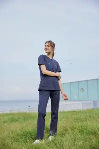 ナガイレーベン MPA-3932 MPユニセックススクラブ MACKINTOSH PHILOSOPHY medicalwear®伝統と革新が響き合う。MPユニセックススクラブスマートフォン用デザインポケットやメッシュ使いでスポーティーなテイストに仕上げています。エアーアームカットを搭載して肩回りの運動機能性を限りなくストレスフリーにし、ストレッチ性豊かな高機能ニット素材が全体の着心地を快適なものにしています。 関連情報 カタログ 1011ページ