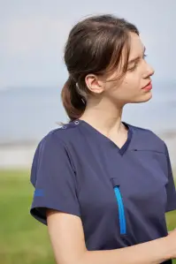 ナガイレーベン MPA-3932 MPユニセックススクラブ MACKINTOSH PHILOSOPHY medicalwear®伝統と革新が響き合う。MPユニセックススクラブスマートフォン用デザインポケットやメッシュ使いでスポーティーなテイストに仕上げています。エアーアームカットを搭載して肩回りの運動機能性を限りなくストレスフリーにし、ストレッチ性豊かな高機能ニット素材が全体の着心地を快適なものにしています。 関連情報 カタログ 1012ページ