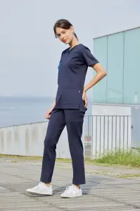 ナガイレーベン MPA-3938 MPレディースパンツ MACKINTOSH PHILOSOPHY medicalwear®伝統と革新が響き合う。MPレディスパンツサイドのデザインポケットやメッシュ使いでスポーティーなテイストに仕上げています。裾を折り返して股下寸法を調節できる機能やスナップ付ループを搭載､高機能ニット素材を使用していますので便利で快適なはき心地になっています。(意匠登録出願中､実用新案登録済) 関連情報 カタログ 1014ページ