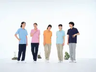 ナガイレーベン CX-2437 ニットシャツ（男女兼用） CX-2437 ニットシャツ（男女兼用）みんな、似てはいるけどちがう色。カラーリングは「自分色～パーソナルカラー」を採用しました。色彩効力を介護の現場に活かしていくカラーシステムです。身につける一人ひとりが「自分にとって似合う色」を選ぶ楽しさがあります。 左胸（PHSポケット付き）、両脇ポケット。衿ぐり部分を広げたデザインで、着用時に衣服内にこもった熱を逃がしやすくしました。さらに、接触冷感効果のある涼感素材により、衣服内温度が一定に保たれるので快適です。ワープニット●接触冷感があり、汗蒸れしにくい素材です。●高い伸縮性を持ち、着心地の良さと動きやすさを提供します。●特殊仕上により吸水、防汚効果を付加しています。●業務用洗濯にも耐えうる形態安定素材です。※「ペールピンク」は販売を終了致しました。 関連情報 カタログ 8ページ
