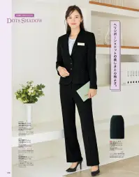 神馬本店 SA180J シャケット SA180J シャケット360°全方位に伸縮するので、伸びたり、しゃがんだり、振り向いたり、どんな動きもこなせます。スーパーストレッチ素材のメリットを最大限に生かし、シャープなメリハリシルエットを実現。着るだけでスタイルアップを叶えます。柄が繊細に浮かぶ、華やかブラック。ヘリンボーン織りにグレーでピンドットをプラス。光の加減でストライプとドットが浮かび、ブラックに華やかな奥行きを見せます。腕を動かしやすいアームホールと薄めの肩パッドで、楽な着心地に。カーブしたポケット口のデザインは、細見せ効果を狙ったもの。高級感のある質感のボタンを選びました。※21号、23号は受注生産になります。※受注生産品につきましては、ご注文後のキャンセル、返品及び他の商品との交換、色・サイズ交換が出来ませんのでご注意ください。※受注生産品のお支払い方法は、前払いにて承り、ご入金確認後の手配となります。 関連情報 カタログ 120ページ