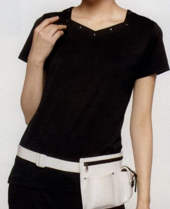 リビモード・キャララ CL-0074 カットソー 衿まわりに小さなラインストーンが入ったカットソー。ネックラインが首もとをすっきりと見せる。