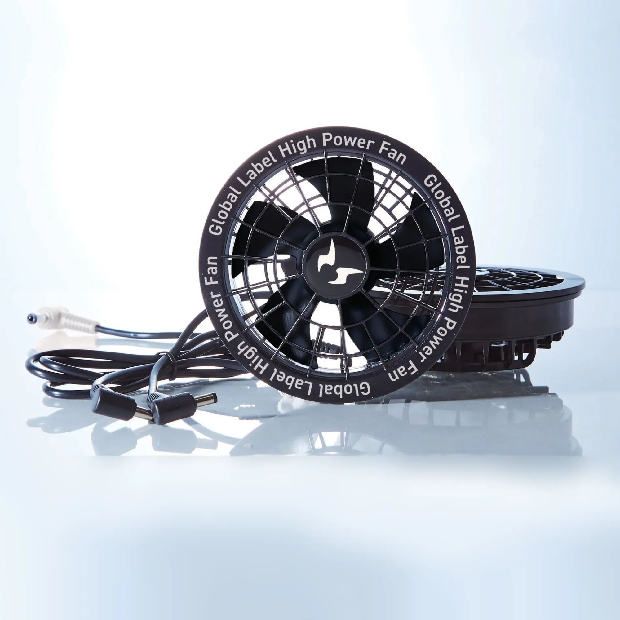 アタックベース RD9530H 24VファンセットGL-1 Global Label RD9530H 24Vスピンロックファン GL-1わずか89gの超軽量コンパクト設計ながら、最大風量約6.0m3/min（約100ℓ/sec）の強力な冷却性能を実現したスピンロックファンです。専用バッテリー（RD9580G）と組み合わせることで、様々な作業環境で快適な使用が可能です。特徴・スピンロックファン2個セットで効率的な空気循環を実現・最大風量約6.0m3/min（約100ℓ/sec）の強力送風・ファンの厚さ40mmのスリム設計で作業の邪魔にならない・約89gという超軽量設計で長時間の装着でも負担が少ない・24V+15V時に約15分＋約7時間の長時間稼働・15V時に約8時間、12V時に約12時間の安定稼働※ご使用になる際は24VバッテリーセットGL-1(RD9580G)と併せてご使用ください。※Japan Labelとの互換性はございません。（RD9580Gのみが使用可能です）※この商品はご注文後のキャンセル、返品及び交換は出来ませんのでご注意下さい。※なお、この商品のお支払方法は、前払いにて承り、ご入金確認後の手配となります。仕様品番:RD9530H品名:24VファンセットGL-1セット内容:スピンロックファン2個、ファンケーブル