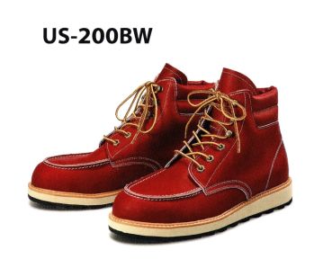 青木産業 US-200BW 安全靴（受注生産） US seriesファッション性に優れたカジュアルなデザインジーンズにも似合うアメリカンテイストの安全靴。軽量鋼製先芯とスポンジラバー、そしてソリッドラバーの重層構造ソールを組み込んだ新感覚のセーフティフィットギア。スタイルだけでなく、安全靴としての機能性も極めた逸品■新世代ソールスポンジラバーとソリッドラバーの重層構造により発砲ポリウレタンの弱点「加水分解」を克服！耐滑性抜群のソールパターンに「RBセラミックス」標準配合となった新世代耐滑ソールです。■つま先保護性能JIS規格の耐衝撃性能、耐圧迫性能をクリアした安全靴。万が一の事故からつま先を守ります。■天然素材上げ革使用革表面に余分なコーティングを施さず革本来の風合いを味わえる素上げ革は、しっとりとして履くほどに味わいがでます。【業種・作業内容】製造業/鉱業:鉄鋼業、金属製品業、非金属製品業、一般機械器具製造業、金属工業、重量物取扱い作業、機械工作作業、鉄工所内作業、造船所内作業、自動車・建設機械整備作業※この商品は受注生産になります。※受注生産品につきましては、ご注文後のキャンセル、返品及び他の商品との交換、色・サイズ交換が出来ませんのでご注意ください※受注生産品のお支払い方法は、先振込（代金引換以外）にて承り、ご入金確認後の手配となります。