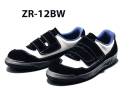 青木産業 ZR-12BW 安全靴（受注生産） ZR series安全靴のイメージを打ち破る豊富なカラーバリエーションウレタン2重底スニーカータイプの安全靴。足にピッタリフィットし、疲れを感じさせません。ツートンカラーは安全靴のイメージを変えるほどのインパクト。ローカットとハイカットの2タイプから選ぶことができます。●牛ベロア革使用甲革にソフト仕上げの牛ベロア革を使用していますので、履いたその時から足にピッタリフィットします。●つま先保護性能JIS 規格の耐衝撃性能、耐圧迫性能をクリアした安全靴。万が一の事故からつま先を守ります。●高機能素材マリーク使用瞬間吸湿＆ノンウェットバック効果を持つ高機能素材「マリーク」を裏材に使用。蒸れを軽減します。●ウレタン2層ソール表底のミッドソールは軽量でクッション性に優れた発砲ポリウレタン。接地部のアウトソールは耐摩耗性に優れた発砲ポリウレタンを使用した2層構造ソールです。【業種・作業内容】製造業/建設業/運輸・倉庫業電気機械器具製造業、運送用機械器具製造業、木材・木製品・家具・建具製造業、ゴム製品製造業、設備工事業、陸運業、航空運輸業、運搬作業、保線作業、木工所内作業、ビルメンテナンス作業、保守・点検整備作業、重機メンテナンス作業、建設機械オペレーター作業、工場内クレーンオペレーター※この商品は受注生産になります。※受注生産品につきましては、ご注文後のキャンセル、返品及び他の商品との交換、色・サイズ交換が出来ませんのでご注意ください※受注生産品のお支払い方法は、先振込（代金引換以外）にて承り、ご入金確認後の手配となります。