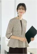 アルファピア AR7521-4 プルオーバー AR7521-4 プルオーバー洗練されたチェック柄と優美なペプラムデザインが特徴的なオフィスユニフォームです。ウエストのベルト切り替えによる視覚的な脚長効果と、胸元の差し色がアクセントとなり、知的で親しみやすい印象を演出します。実用性と快適さを兼ね備えた機能的ディテールと、ブークレー糸を交織した繊細な表面感が、毎日着用するユニフォームに上質感をプラスします。特徴・ニュアンスカラーを使用した4色クラシカルチェック柄で洗練された雰囲気を演出・ウエストのベルト切り替えがスタイルアップ効果を発揮・左右の襟にアクセサリー用ホールを配置し、クリップ式ブローチを決まった位置に装着可能・胸ポケット袋布に超撥水生地を使用し、インク漏れを防止・両脇にデオドラントテープと純銀の糸「ミューファンⓇ」使用の抗菌防臭パッドを装備・背中ファスナーとインカム対応の専用ループ・背ベルト付き・右腰にはスマートフォン対応の横型ポケットを設置・一部に再生ポリエステル繊維を使用したエコ素材を採用※19号～23号は受注生産になります。※受注生産品につきましては、ご注文後のキャンセル、返品及び他の商品との交換、色・サイズ交換が出来ませんのでご注意ください。※受注生産品のお支払い方法は、前払いにて承り、ご入金確認後の手配となります。※リボンブローチは付属しておりません。
