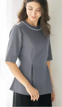 アルファピア AR7619-3 ノーカラーポロシャツ(五分袖) AR7619-3 ノーカラーポロシャツ女性らしいペプラムシルエットが魅力的なノーカラーポロシャツです。ネックラインの配色がアクセントとなり、顔まわりを華やかに演出します。吸汗速乾性に優れた軽やかな着心地と、スカートにもパンツにも合わせやすい着丈で、オフィスでの一日を快適にサポートします。ウエストタックのエレガントなデザインと機能性を兼ね備えた一着です。特徴・優しげな雰囲気を放つウエストタックのペプラムシルエットでエレガントな印象に・衿元のラインづかいが顔まわりを華やかに魅せるノーカラーデザイン・長めの後ろあきファスナーで、上からでも下からでも脱ぎ着が簡単・吸汗性・速乾性に優れ、爽やかな着心地が続く軽やかニット素材・細かいボーダー柄を配したエレガントな表情感のある生地・適度なストレッチ性でストレスフリーな着用感と高い通気性を実現・洗濯しても型くずれしにくく、シワや折り目が付きにくい扱いやすさ・襟の左右にはアクセサリー用ホールがあり、クリップ式ブローチを決まった位置に装着可能・左胸には名札やペンを差しても型くずれしない丈夫なポケットを配置・左胸ポケットの袋布には超撥水生地を使用し、インク漏れを防止・両脇には純銀の糸「ミューファン®」使用の抗菌防臭・吸汗速乾パッドを内蔵・両脇のデオドラントテープが優れた消臭・抗菌効果で汗やニオイ対策に貢献・右腰にはスマートフォンが横に入るポケットを装備※4Lは受注生産になります。※受注生産品につきましては、ご注文後のキャンセル、返品及び他の商品との交換、色・サイズ交換が出来ませんのでご注意ください。※受注生産品のお支払い方法は、前払いにて承り、ご入金確認後の手配となります。