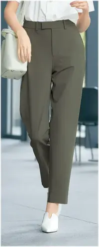 アルファピア YT5718-5 パンツ(テーパード) YT5717-5 パンツ(テーパード)クリーンな印象を与えるノータックテーパードパンツです。防透け率93％以上の多機能糸を使用した特殊素材で、美しいシルエットと機能性を両立。ハイストレッチ素材とゴムinカーブベルトにより、長時間の着用でも快適な着心地を実現。どんな動きにも対応する実用性と洗練されたデザインで、プロフェッショナルな印象を演出します。特徴・クリーンな印象のノータックデザインでスマートなシルエット・防透け率93％以上の多機能糸使用で安心の着用感・ハイストレッチ素材で窮屈感なく動きやすい設計・撥水加工で急な雨や飲み物のシミを防止・ゴムinカーブベルト採用で腰回りを優しくサポート・後ろポケットはスマホもすっぽり入る実用的サイズ・シルエットをきれいに見せるハリ・コシのある素材感※4Lは受注生産になります。※受注生産品につきましては、ご注文後のキャンセル、返品及び他の商品との交換、色・サイズ交換が出来ませんのでご注意ください。※受注生産品のお支払い方法は、前払いにて承り、ご入金確認後の手配となります。