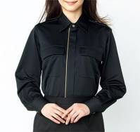 ザ・ジャケット KB1843-2 長袖シャツ（肩章付） UNISEX KNIT SHIRT男女共用の高機能ニットシャツ。一見シンプルながら、インテリジェンスでクール。ノーネクタイでもきりっと決まる。ネイビー、ベージュ、ブラックの3カラー。素材は高機能ニットで、着心地に優れ、お手入れ簡単。シワも気にならないイージーケアのユニセックスシャツです。オールシーズン快適な次世代・高機能ニットシャツスポーツファブリックとして定評あるハイブリッドセンサー。汗をかいても驚異のスピードで吸水拡散し、素早く乾くので、いつもサラサラの着心地。形態安定性が高いのでシワが気にならず、さらに汗の匂いや部屋干し臭も防ぐ、理想的なニットシャツです。・POINT1…汗をかいてもサラッと快適！汗ジミも目立たない！水滴が触れると約1秒で吸収。乾く速度は綿100％生地の約2倍。驚異の吸水速乾力で、汗をかいてもいつもサラサラ快適です。・POINT2…シワになりにくい形態安定ニット素材。着用中のシワが気にならない、洗濯後はアイロン不要。動きやすいニットなのにヨレることなくきりっと形をキープ。・POINT3…汗臭の心配を解消！高レベルの消臭機能搭載！MUSHON®東レとJAXAの共同研究から生まれた宇宙船内服のための消臭素材“ムッシュオン”。宇宙船内での長期滞在を想定しているため、汗のニオイ成分(アンモニア)を速攻で消臭します。繰り返し洗っても効果は変わりません。TORAY × JAXA COSMODE精悍でアクティブな印象のNAVY。スタイリッシュで重厚感あるBLACK。ナチュラルで穏やかな印象のBEIGE。ペアウェアとしての統一感を生む、ユニセックスのデザイン。