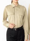 ザ・ジャケット KB1843-3 長袖シャツ（肩章付） UNISEX KNIT SHIRT男女共用の高機能ニットシャツ。一見シンプルながら、インテリジェンスでクール。ノーネクタイでもきりっと決まる。ネイビー、ベージュ、ブラックの3カラー。素材は高機能ニットで、着心地に優れ、お手入れ簡単。シワも気にならないイージーケアのユニセックスシャツです。オールシーズン快適な次世代・高機能ニットシャツスポーツファブリックとして定評あるハイブリッドセンサー。汗をかいても驚異のスピードで吸水拡散し、素早く乾くので、いつもサラサラの着心地。形態安定性が高いのでシワが気にならず、さらに汗の匂いや部屋干し臭も防ぐ、理想的なニットシャツです。・POINT1…汗をかいてもサラッと快適！汗ジミも目立たない！水滴が触れると約1秒で吸収。乾く速度は綿100％生地の約2倍。驚異の吸水速乾力で、汗をかいてもいつもサラサラ快適です。・POINT2…シワになりにくい形態安定ニット素材。着用中のシワが気にならない、洗濯後はアイロン不要。動きやすいニットなのにヨレることなくきりっと形をキープ。・POINT3…汗臭の心配を解消！高レベルの消臭機能搭載！MUSHON&reg;東レとJAXAの共同研究から生まれた宇宙船内服のための消臭素材“ムッシュオン”。宇宙船内での長期滞在を想定しているため、汗のニオイ成分(アンモニア)を速攻で消臭します。繰り返し洗っても効果は変わりません。TORAY × JAXA COSMODE精悍でアクティブな印象のNAVY。スタイリッシュで重厚感あるBLACK。ナチュラルで穏やかな印象のBEIGE。ペアウェアとしての統一感を生む、ユニセックスのデザイン。