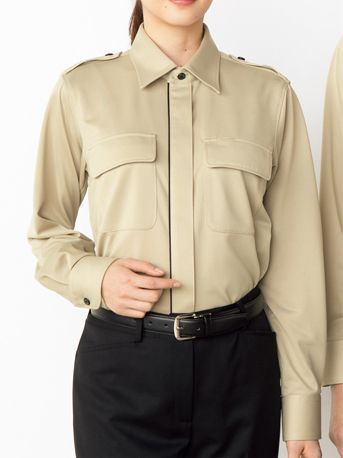 ザ・ジャケット KB1843-3 長袖シャツ（肩章付） UNISEX KNIT SHIRT男女共用の高機能ニットシャツ。一見シンプルながら、インテリジェンスでクール。ノーネクタイでもきりっと決まる。ネイビー、ベージュ、ブラックの3カラー。素材は高機能ニットで、着心地に優れ、お手入れ簡単。シワも気にならないイージーケアのユニセックスシャツです。オールシーズン快適な次世代・高機能ニットシャツスポーツファブリックとして定評あるハイブリッドセンサー。汗をかいても驚異のスピードで吸水拡散し、素早く乾くので、いつもサラサラの着心地。形態安定性が高いのでシワが気にならず、さらに汗の匂いや部屋干し臭も防ぐ、理想的なニットシャツです。・POINT1…汗をかいてもサラッと快適！汗ジミも目立たない！水滴が触れると約1秒で吸収。乾く速度は綿100％生地の約2倍。驚異の吸水速乾力で、汗をかいてもいつもサラサラ快適です。・POINT2…シワになりにくい形態安定ニット素材。着用中のシワが気にならない、洗濯後はアイロン不要。動きやすいニットなのにヨレることなくきりっと形をキープ。・POINT3…汗臭の心配を解消！高レベルの消臭機能搭載！MUSHON®東レとJAXAの共同研究から生まれた宇宙船内服のための消臭素材“ムッシュオン”。宇宙船内での長期滞在を想定しているため、汗のニオイ成分(アンモニア)を速攻で消臭します。繰り返し洗っても効果は変わりません。TORAY × JAXA COSMODE精悍でアクティブな印象のNAVY。スタイリッシュで重厚感あるBLACK。ナチュラルで穏やかな印象のBEIGE。ペアウェアとしての統一感を生む、ユニセックスのデザイン。