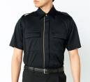 ザ・ジャケット KB1883-2 半袖シャツ（肩章付） UNISEX KNIT SHIRT男女共用の高機能ニットシャツ。一見シンプルながら、インテリジェンスでクール。ノーネクタイでもきりっと決まる。ネイビー、ベージュ、ブラックの3カラー。素材は高機能ニットで、着心地に優れ、お手入れ簡単。シワも気にならないイージーケアのユニセックスシャツです。オールシーズン快適な次世代・高機能ニットシャツスポーツファブリックとして定評あるハイブリッドセンサー。汗をかいても驚異のスピードで吸水拡散し、素早く乾くので、いつもサラサラの着心地。形態安定性が高いのでシワが気にならず、さらに汗の匂いや部屋干し臭も防ぐ、理想的なニットシャツです。・POINT1…汗をかいてもサラッと快適！汗ジミも目立たない！水滴が触れると約1秒で吸収。乾く速度は綿100％生地の約2倍。驚異の吸水速乾力で、汗をかいてもいつもサラサラ快適です。・POINT2…シワになりにくい形態安定ニット素材。着用中のシワが気にならない、洗濯後はアイロン不要。動きやすいニットなのにヨレることなくきりっと形をキープ。・POINT3…汗臭の心配を解消！高レベルの消臭機能搭載！MUSHON&reg;東レとJAXAの共同研究から生まれた宇宙船内服のための消臭素材“ムッシュオン”。宇宙船内での長期滞在を想定しているため、汗のニオイ成分(アンモニア)を速攻で消臭します。繰り返し洗っても効果は変わりません。TORAY × JAXA COSMODE精悍でアクティブな印象のNAVY。スタイリッシュで重厚感あるBLACK。ナチュラルで穏やかな印象のBEIGE。ペアウェアとしての統一感を生む、ユニセックスのデザイン。