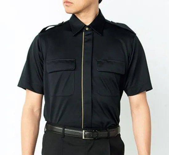 The FELLOWS KB1883-2 半袖シャツ（肩章付） UNISEX KNIT SHIRT男女共用の高機能ニットシャツ。一見シンプルながら、インテリジェンスでクール。ノーネクタイでもきりっと決まる。ネイビー、ベージュ、ブラックの3カラー。素材は高機能ニットで、着心地に優れ、お手入れ簡単。シワも気にならないイージーケアのユニセックスシャツです。オールシーズン快適な次世代・高機能ニットシャツスポーツファブリックとして定評あるハイブリッドセンサー。汗をかいても驚異のスピードで吸水拡散し、素早く乾くので、いつもサラサラの着心地。形態安定性が高いのでシワが気にならず、さらに汗の匂いや部屋干し臭も防ぐ、理想的なニットシャツです。・POINT1…汗をかいてもサラッと快適！汗ジミも目立たない！水滴が触れると約1秒で吸収。乾く速度は綿100％生地の約2倍。驚異の吸水速乾力で、汗をかいてもいつもサラサラ快適です。・POINT2…シワになりにくい形態安定ニット素材。着用中のシワが気にならない、洗濯後はアイロン不要。動きやすいニットなのにヨレることなくきりっと形をキープ。・POINT3…汗臭の心配を解消！高レベルの消臭機能搭載！MUSHON®東レとJAXAの共同研究から生まれた宇宙船内服のための消臭素材“ムッシュオン”。宇宙船内での長期滞在を想定しているため、汗のニオイ成分(アンモニア)を速攻で消臭します。繰り返し洗っても効果は変わりません。TORAY × JAXA COSMODE精悍でアクティブな印象のNAVY。スタイリッシュで重厚感あるBLACK。ナチュラルで穏やかな印象のBEIGE。ペアウェアとしての統一感を生む、ユニセックスのデザイン。