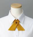 ザ・ジャケット R704-4 クロスタイ 和心のモダニズムネクタイと同素材を使用したシンプルなクロスタイです。衿元を引き締めながら、柔らかな印象を添えます。【くちなし】暖かみのあるやや赤みがかった黄色。別名「謂（い）わぬ色」。