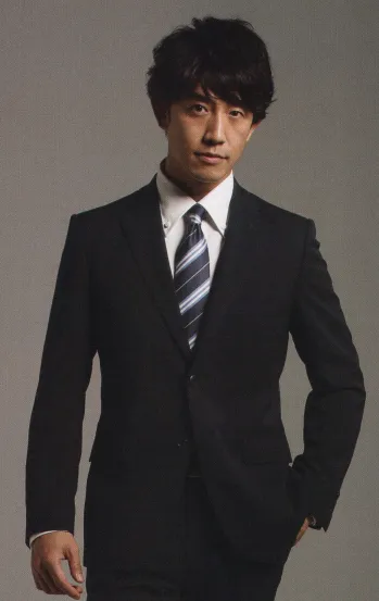 The FELLOWS TE2021-1-Y ジャケット MEN’S SUIT COLLECTIONビジネススタイルの洗練を極める。緊張感に満ちた最前線のビジネスシーンに求められるのは、礼節をわきまえた装い。「The FELLOWS BY THE JACKET」のスーツコレクションは定番であるからこそ、クラス感あふれるディテールにこだわりました。様々なシーンに溶け込みながら、さりげなく個性を主張する豊富なラインナップで、よりスマートでクレバーな大人のスタイルをご提案します。「フレックススリーブ2」独自に開発した特殊なパターンのアームホールで、腕の上げ下げがしやすく、左右の動きもラクラク。窮屈感がなく、着くずれの心配もありません。