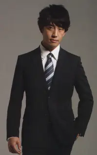 The FELLOWS TE2021-1 ジャケット MEN’S SUIT COLLECTIONビジネススタイルの洗練を極める。緊張感に満ちた最前線のビジネスシーンに求められるのは、礼節をわきまえた装い。「The FELLOWS BY THE JACKET」のスーツコレクションは定番であるからこそ、クラス感あふれるディテールにこだわりました。様々なシーンに溶け込みながら、さりげなく個性を主張する豊富なラインナップで、よりスマートでクレバーな大人のスタイルをご提案します。「フレックススリーブ2」独自に開発した特殊なパターンのアームホールで、腕の上げ下げがしやすく、左右の動きもラクラク。窮屈感がなく、着くずれの心配もありません。