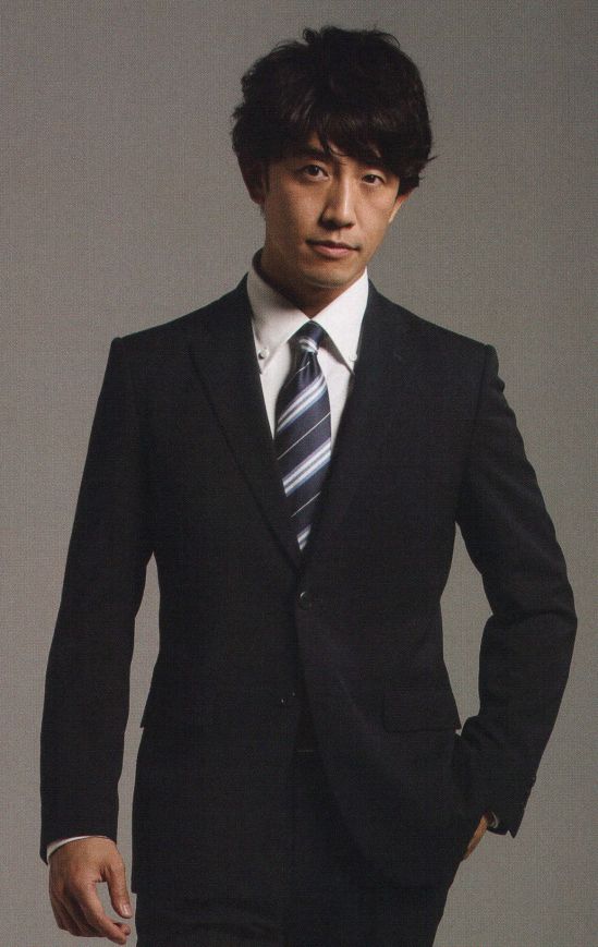 The FELLOWS TE2021-1 ジャケット MEN’S SUIT COLLECTIONビジネススタイルの洗練を極める。緊張感に満ちた最前線のビジネスシーンに求められるのは、礼節をわきまえた装い。「The FELLOWS BY THE JACKET」のスーツコレクションは定番であるからこそ、クラス感あふれるディテールにこだわりました。様々なシーンに溶け込みながら、さりげなく個性を主張する豊富なラインナップで、よりスマートでクレバーな大人のスタイルをご提案します。「フレックススリーブ2」独自に開発した特殊なパターンのアームホールで、腕の上げ下げがしやすく、左右の動きもラクラク。窮屈感がなく、着くずれの心配もありません。