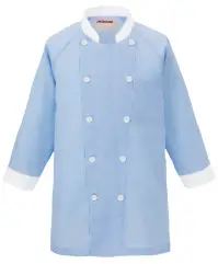 KAZEN 682-31 コックシャツ 682-31 コックシャツ爽やかなストライプと白の配色が美しい、プロフェッショナルなコックシャツです。「長短複合組織」による特殊な織物で上品な光沢感を持ちながら、凹凸状の組織により肌離れに優れ、長時間の調理作業でも快適な着心地を実現しました。機能性にも優れ、調理現場での衛生管理をサポートする工夫が随所に施されています。特徴・爽やかなストライプと白の配色デザインで清潔感を演出・「長短複合組織」による特殊な織物で上品な光沢感を実現・凹凸状の組織により肌離れに優れ、蒸れにくい快適な着心地・内側にアメリカンスナップ付きで着脱がスムーズ・内側に体毛防止加工袖を採用し、異物混入防止をしっかりサポート・裾にスリット入りで動きやすさを確保