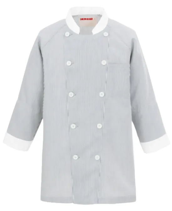 KAZEN 682-35 コックシャツ 682-35 コックシャツ爽やかなストライプと白の配色が美しい、プロフェッショナルなコックシャツです。「長短複合組織」による特殊な織物で上品な光沢感を持ちながら、凹凸状の組織により肌離れに優れ、長時間の調理作業でも快適な着心地を実現しました。機能性にも優れ、調理現場での衛生管理をサポートする工夫が随所に施されています。特徴・爽やかなストライプと白の配色デザインで清潔感を演出・「長短複合組織」による特殊な織物で上品な光沢感を実現・凹凸状の組織により肌離れに優れ、蒸れにくい快適な着心地・内側にアメリカンスナップ付きで着脱がスムーズ・内側に体毛防止加工袖を採用し、異物混入防止をしっかりサポート・裾にスリット入りで動きやすさを確保